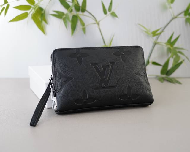 路易威登 官网同步 高版本 手拿包 全球轰抢单品 原单牛皮制作 质感超好 日常出门经典百搭 一眼万年的款式 非市面普通货 贸易公司订单货 配礼品盒包装等.. 规 路易威登 官网同步 高版本 手拿包 全球轰抢单品 原单牛皮制作 质感超好 日常出门经典百搭 一眼万年的款式 非市面普通货 贸易公司订单货 配礼品盒包装等.. 规