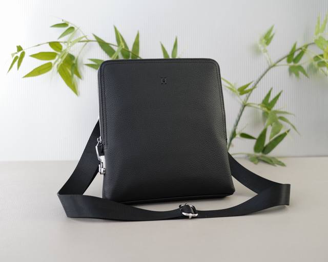 爱马仕 官网同步 高版本 斜挎单肩背包 永恒不过时的标志性产品 纯原单牛皮 顶级五金制作 非市面普通版本 今年hermes最爱的款式 全部实拍 实用性非常高 完