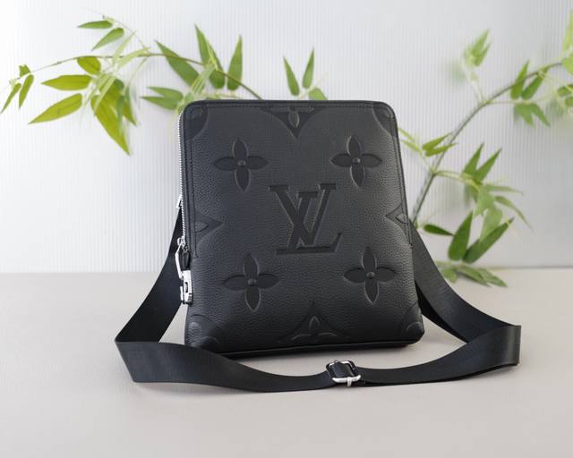 路易威登 官网同步 高版本 斜挎单肩背包 永恒不过时的标志性产品 纯原单牛皮 顶级五金制作 非市面普通版本 今年lv最爱的款式 全部实拍 实用性非常高 完全不用