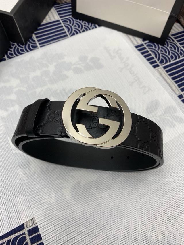 古驰:原单头层牛皮压g面,内衬头层小牛皮底.平板不车线,搭配原单扣.原单皮料定制,专柜宽度3.8Cm 古驰:原单头层牛皮压g面,内衬头层小牛皮底.平板不车线,搭配原单扣.原单皮料定制,专柜宽度3.8Cm