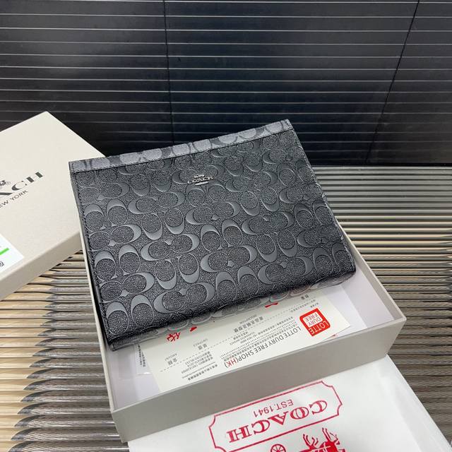 Coach 蔻驰 压花手拿包 真皮手抓包 夹包洗漱包 采用精湛镶嵌细工,经典百搭 实物拍摄 配送防尘袋 礼盒 27 X 20 Cm。 Coach 蔻驰 压花手拿包 真皮手抓包 夹包洗漱包 采用精湛镶嵌细工,经典百搭 实物拍摄 配送防尘袋 礼盒 27 X 20 Cm。