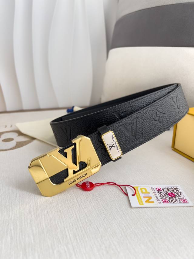 品名： Lv..路易..威登腰带皮带原单 型号：挂扣，经典纯钢材质面字母挂扣，头层牛皮，图片实物拍摄 材料：头层牛皮，挂扣系列，纯钢材质扣头，钯镀电镀工艺永不掉