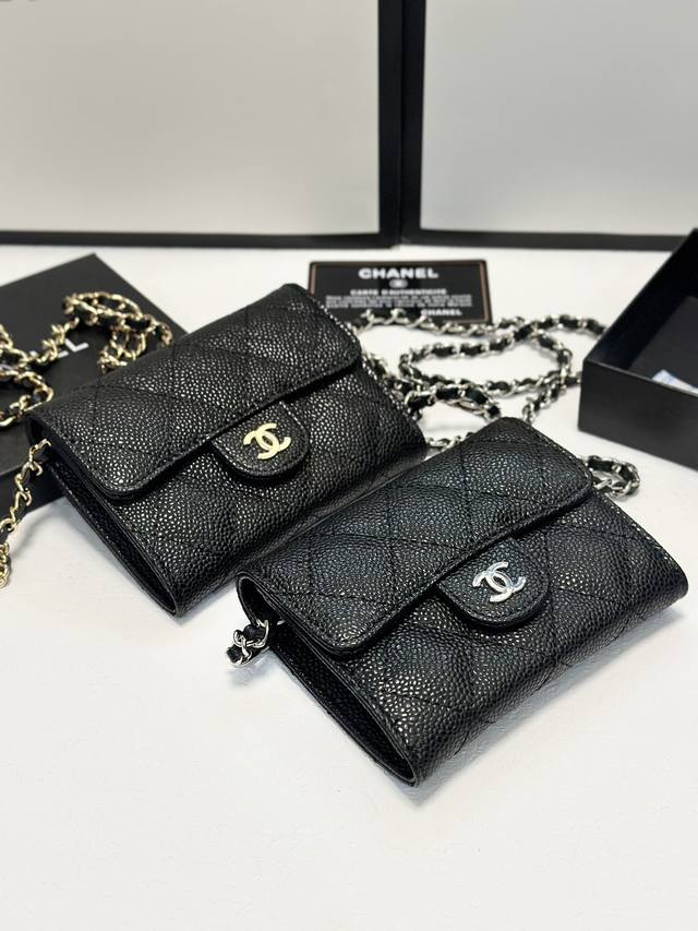 颜色 黑金 黑银尺寸 12X10Chanel香奈儿鱼子酱牛皮小背包 时尚又大方 颜色 黑金 黑银尺寸 12X10Chanel香奈儿鱼子酱牛皮小背包 时尚又大方