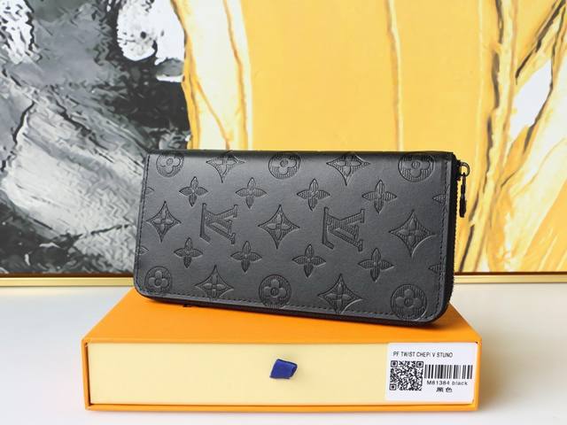 颜色 黑尺寸 20X10M81384 本款 Zippy Vertical 钱夹以 Monogram Shadow 皮革焕新经典设计。柔滑牛皮革含蓄展露标志性 M 颜色 黑尺寸 20X10M81384 本款 Zippy Vertical 钱夹以 Monogram Shadow 皮革焕新经典设计。柔滑牛皮革含蓄展露标志性 M