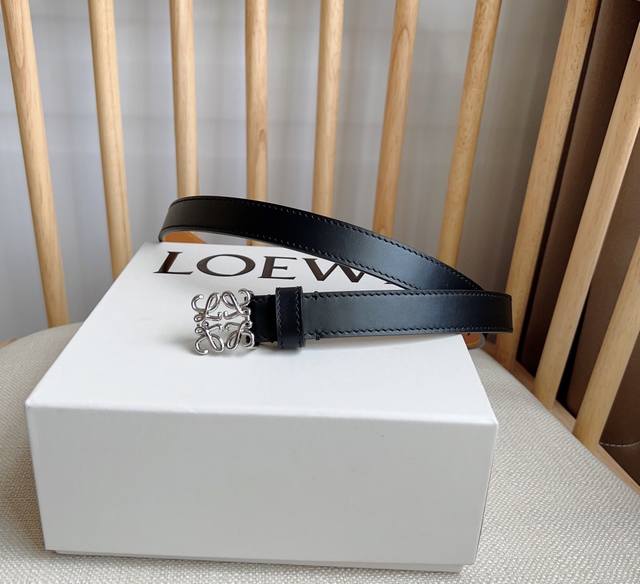 Loewe 罗意威 专柜最新同款腰带 选用光滑牛皮革窄款腰带 配有anagram挂锁针扣 卓越的工艺 个性的造型 精美的材质 宽:2.0Cm Loewe 罗意威 专柜最新同款腰带 选用光滑牛皮革窄款腰带 配有anagram挂锁针扣 卓越的工艺 个性的造型 精美的材质 宽:2.0Cm