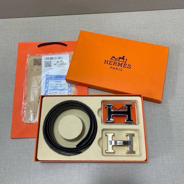 爱马仕hermès 精品款 ☆双扣礼盒套装 含礼盒 专柜有售 爱马仕专柜在售正品 此款采用头层牛皮制作 油边细致、☆正品开模 搭配广州原版扣五金 3.8Cm规格 爱马仕hermès 精品款 ☆双扣礼盒套装 含礼盒 专柜有售 爱马仕专柜在售正品 此款采用头层牛皮制作 油边细致、☆正品开模 搭配广州原版扣五金 3.8Cm规格
