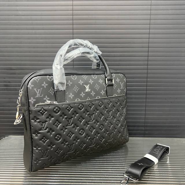 Louisvuitton 路易威登 牛皮男包公文包 手提包 电脑包 采用精湛镶嵌细工 经典百搭 实物拍摄 原厂原版面料 28 X 38 Cm。 Louisvuitton 路易威登 牛皮男包公文包 手提包 电脑包 采用精湛镶嵌细工 经典百搭 实物拍摄 原厂原版面料 28 X 38 Cm。