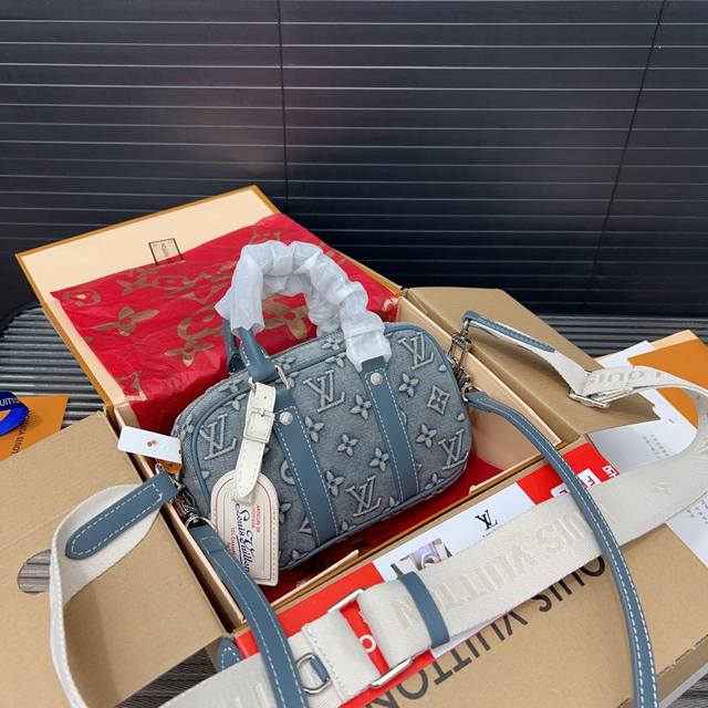 Louisvuitton 路易威登 复古做旧 牛仔布单肩斜挎包 经典百搭 实物拍摄 原厂原版面料 配送防尘袋 礼盒 24 X 14 Cm。 Louisvuitton 路易威登 复古做旧 牛仔布单肩斜挎包 经典百搭 实物拍摄 原厂原版面料 配送防尘袋 礼盒 24 X 14 Cm。