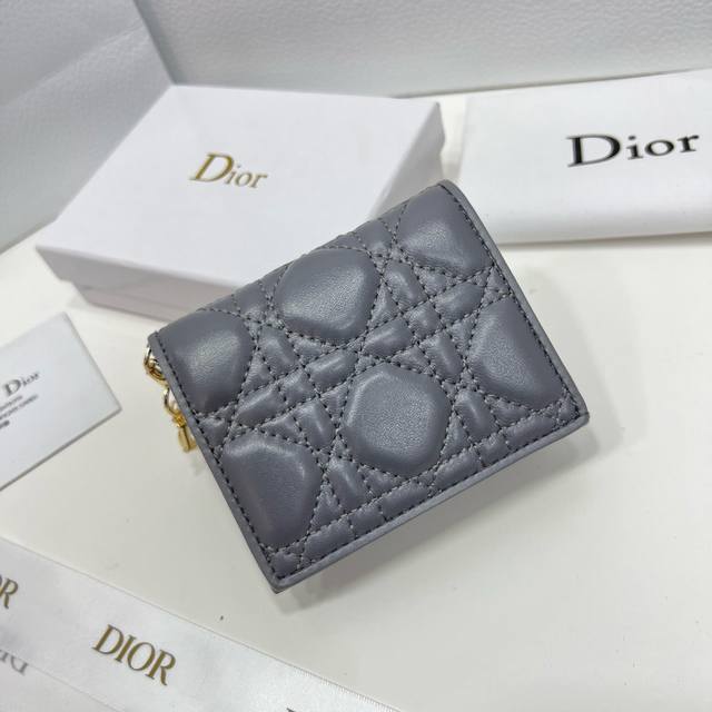 Dior 2387颜色 黑 粉 灰尺 11*8.5*3 Dior 专柜新款出货!这款迷你 Lady Dior 钱包设计精巧,空间宽敞。黑色羊皮革饰以藤格纹缉面线 Dior 2387颜色 黑 粉 灰尺 11*8.5*3 Dior 专柜新款出货!这款迷你 Lady Dior 钱包设计精巧,空间宽敞。黑色羊皮革饰以藤格纹缉面线
