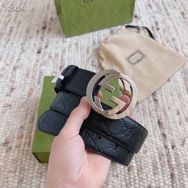 Gucci 男士腰带 4.0Cm宽 互扣式双g带扣腰带 采用热压技术精制而成 触感厚实 印花图案清晰分明 Gucci 男士腰带 4.0Cm宽 互扣式双g带扣腰带 采用热压技术精制而成 触感厚实 印花图案清晰分明