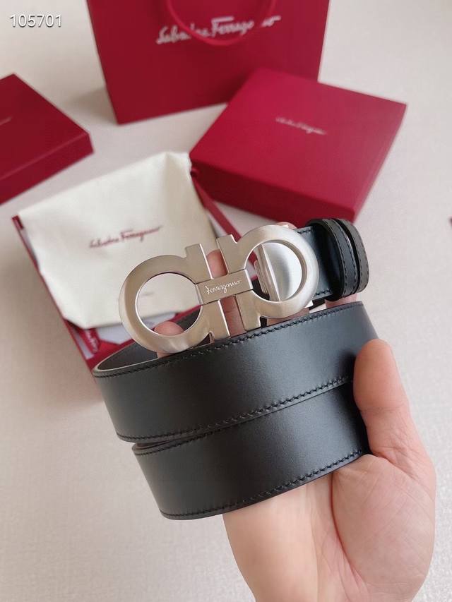 菲拉格慕这款皮带是ferragamo的经典配饰之一,高贵优雅,经典不衰。这款皮带配有经典gancini扣饰,点缀品牌字母标识,别具匠心。皮带采用双面设计,长度可 菲拉格慕这款皮带是ferragamo的经典配饰之一,高贵优雅,经典不衰。这款皮带配有经典gancini扣饰,点缀品牌字母标识,别具匠心。皮带采用双面设计,长度可