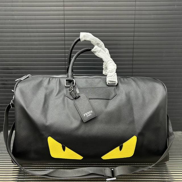 Fendi 芬迪 小怪兽旅行袋 机场包 手提袋 采用精湛镶嵌细工，经典百搭 实物拍摄 原厂原版面料 高端品质 配送防尘袋 50 X 28 Cm。