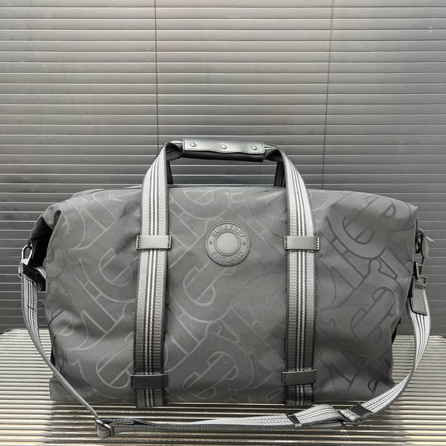 Burberry 巴宝莉 男士包 印花旅行袋 机场包 手提袋 采用精湛镶嵌细工,经典百搭 实物拍摄 原厂原版面料 高端品质 配送防尘袋 50 X 30 Cm。 Burberry 巴宝莉 男士包 印花旅行袋 机场包 手提袋 采用精湛镶嵌细工,经典百搭 实物拍摄 原厂原版面料 高端品质 配送防尘袋 50 X 30 Cm。