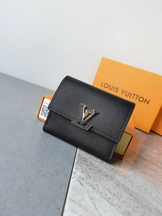 颜色 黑尺寸 11X10由小牛皮裁制而成的优雅饰有lv字母的信封式搭盖，配有一对大号隔层与多个口袋，便捷实用。