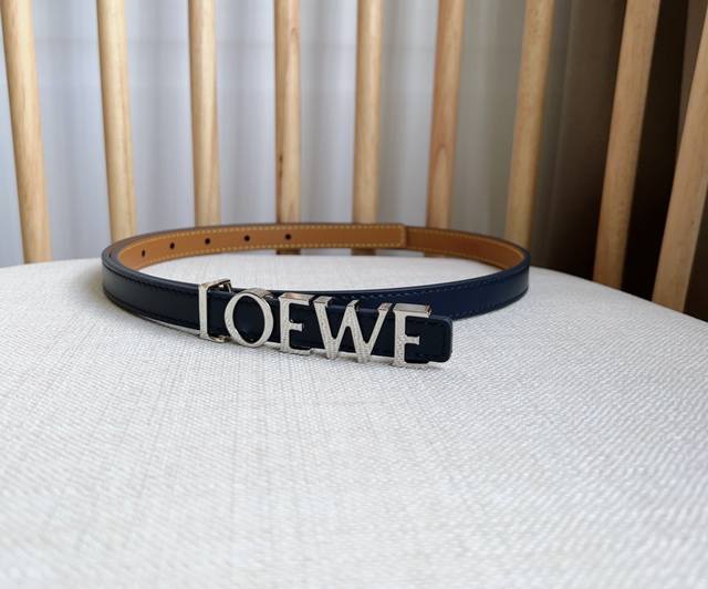 Loewe 罗意威 专柜最新同款腰带 选用光滑牛皮革腰带 饰以金属loewe腰带扣五孔调节 卓越的工艺 个性的造型 精美的材质 宽:1.5 Loewe 罗意威 专柜最新同款腰带 选用光滑牛皮革腰带 饰以金属loewe腰带扣五孔调节 卓越的工艺 个性的造型 精美的材质 宽:1.5
