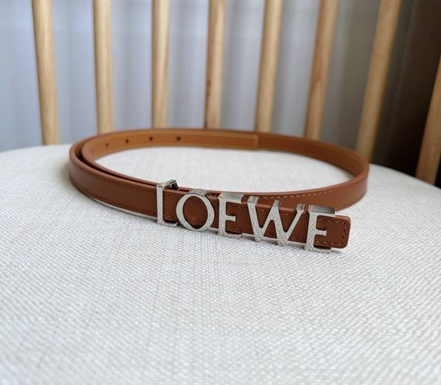 Loewe 罗意威 专柜最新同款腰带 选用光滑牛皮革腰带 饰以金属loewe腰带扣五孔调节 卓越的工艺 个性的造型 精美的材质 宽:1.5 Loewe 罗意威 专柜最新同款腰带 选用光滑牛皮革腰带 饰以金属loewe腰带扣五孔调节 卓越的工艺 个性的造型 精美的材质 宽:1.5