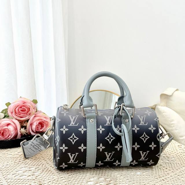 Brazza西装钱夹 M绿花 做旧版 本款用褪色的monogram图案的印花和用过的patina 阴影 为特征的blush Monogram牛皮制成的“Card