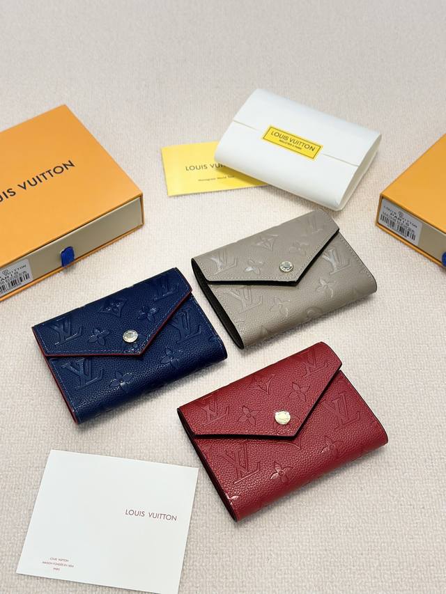 颜色 蓝 灰 红尺寸 11X10驴家短款钱夹取材柔软的压纹皮革 做工精致， 媲美专柜！多功能小钱包，内隔丰富，超级实用