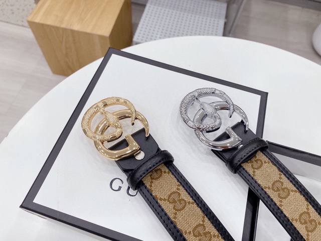 Gucci 男女通用款 古奇新款互扣式g带扣深受品牌辉煌的70年代经典设计所影响,得以重新诠释。安放于织纹纯皮腰带之上。正品一致的吊牌全套包装 配纸袋 礼品盒 Gucci 男女通用款 古奇新款互扣式g带扣深受品牌辉煌的70年代经典设计所影响,得以重新诠释。安放于织纹纯皮腰带之上。正品一致的吊牌全套包装 配纸袋 礼品盒