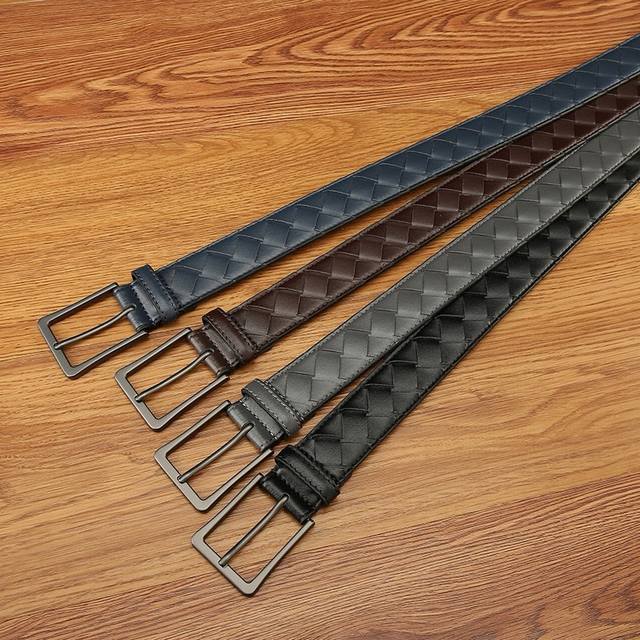 工厂直发bv 经典男士大编织腰带,宽度3.5Cm,纯手工编织,双面牛皮,搭配枪色针扣,主打一个时尚休闲! 工厂直发bv 经典男士大编织腰带,宽度3.5Cm,纯手工编织,双面牛皮,搭配枪色针扣,主打一个时尚休闲!