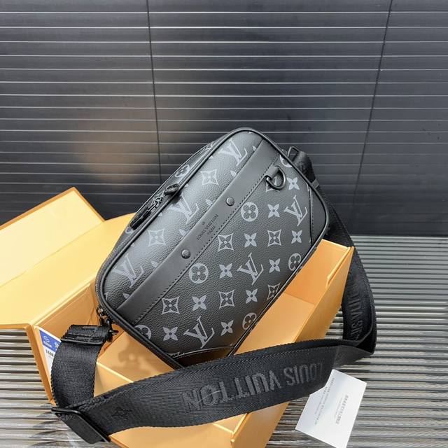 Louisvuitton 路易威登 Alpha 单肩斜挎包 采用精湛镶嵌细工,经典百搭 实物拍摄 原厂原版面料 飞机礼盒 23 X 16Cm。 Louisvuitton 路易威登 Alpha 单肩斜挎包 采用精湛镶嵌细工,经典百搭 实物拍摄 原厂原版面料 飞机礼盒 23 X 16Cm。
