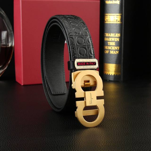 高端品質,實物拍攝 批 配全套包裝 品牌:菲拉格慕海外原單 扣頭材質:雙色純鋼扣 帶身材質正面:35Mm寬度採用雙面進口頭層牛皮腰帶,純鋼質五金扣頭實物拍攝長短 高端品質,實物拍攝 批 配全套包裝 品牌:菲拉格慕海外原單 扣頭材質:雙色純鋼扣 帶身材質正面:35Mm寬度採用雙面進口頭層牛皮腰帶,純鋼質五金扣頭實物拍攝長短