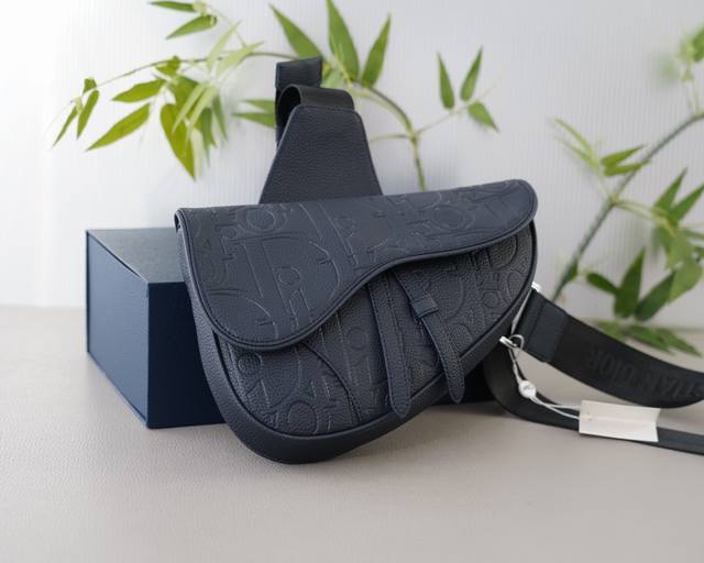 迪奥 官网同步 高版本 斜挎单肩背包 永恒不过时的标志性产品 纯原单牛皮 顶级五金制作 非市面普通版本 今年dior最爱的款 全部实拍 实用性非常高 完全不用担 迪奥 官网同步 高版本 斜挎单肩背包 永恒不过时的标志性产品 纯原单牛皮 顶级五金制作 非市面普通版本 今年dior最爱的款 全部实拍 实用性非常高 完全不用担