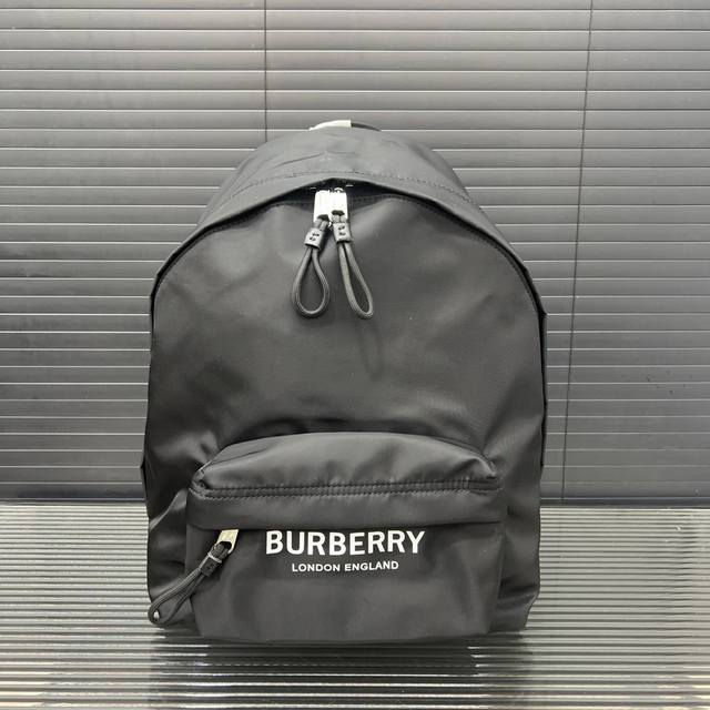 Burberry 巴宝莉 徽标印花econyl双肩包 男女通用背包 书包 经典logo搭配原厂工艺材质 休闲百搭 采用精湛镶嵌细工,实物拍摄 原厂原版面料 配送 Burberry 巴宝莉 徽标印花econyl双肩包 男女通用背包 书包 经典logo搭配原厂工艺材质 休闲百搭 采用精湛镶嵌细工,实物拍摄 原厂原版面料 配送
