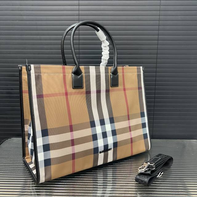 Burberry 巴宝莉 经典格子帆布托特包 男女通用手提包 采用精湛镶嵌细工 经典百搭 实物拍摄 原厂原版面料 配送防尘袋 43 X 33 Cm。 Burberry 巴宝莉 经典格子帆布托特包 男女通用手提包 采用精湛镶嵌细工 经典百搭 实物拍摄 原厂原版面料 配送防尘袋 43 X 33 Cm。