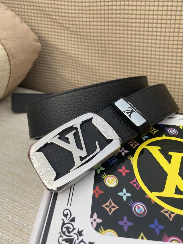 品名：Lv..路易..威登原单 材质：原单牛皮腰带 百分百头层牛皮腰带保证真皮，24K纯钢扣，专柜原单品质、做工精细，时尚大牌，送人自用首选 包装： 请认准如图