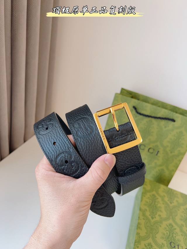 广州工厂直发 Gu古奇 早秋系列甄选腰带缀饰品牌经典元素。这款黑色皮革腰带搭配精巧互扣式双g细节,呈现时尚设计。金银两色调方形搭扣令这款配饰更加亮眼。款式易搭配 广州工厂直发 Gu古奇 早秋系列甄选腰带缀饰品牌经典元素。这款黑色皮革腰带搭配精巧互扣式双g细节,呈现时尚设计。金银两色调方形搭扣令这款配饰更加亮眼。款式易搭配