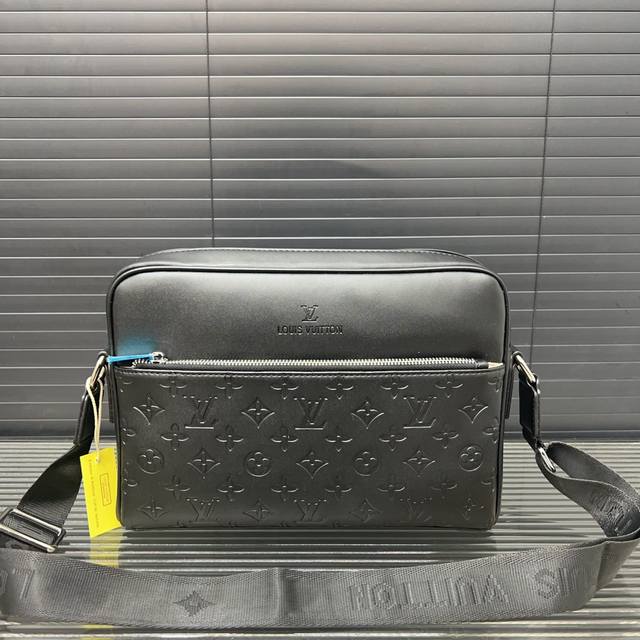 Louisvuitton 路易威登 压花邮差包 男包斜挎包 单肩包 经典百搭 实物拍摄 原厂原版面料 配送防尘袋 29 X 22 Cm。