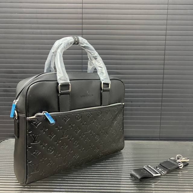 Louisvuitton 路易威登 牛皮男包公文包 手提包 电脑包 采用精湛镶嵌细工 经典百搭 实物拍摄 原厂原版面料 28 X 38 Cm。