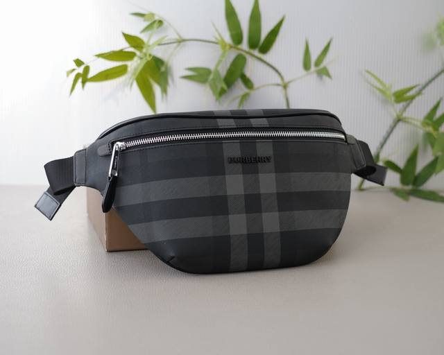巴宝莉 官网同步 高版本 腰包 永恒不过时的标志性产品 纯原单小牛皮 顶级五金制作 非市面普通版本 今年burberry最爱的款式 全部实拍 实用性非常高 完全