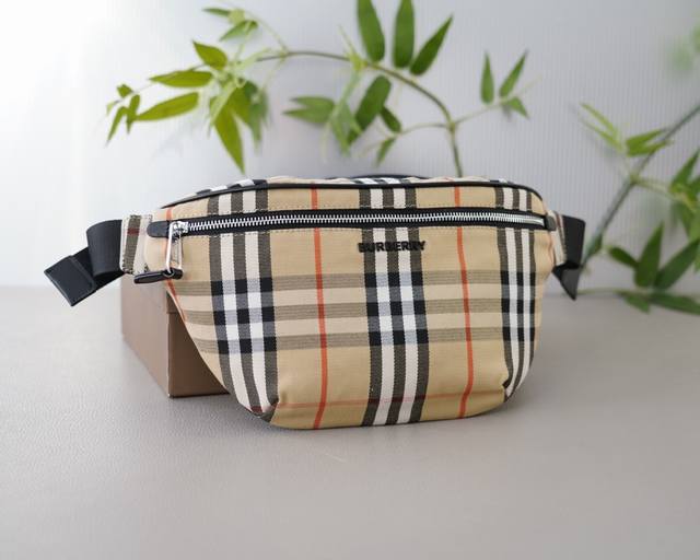 巴宝莉 官网同步 高版本 腰包 永恒不过时的标志性产品 纯原单布料 顶级五金制作 非市面普通版本 今年burberry最爱的款式 全部实拍 实用性非常高 完全不