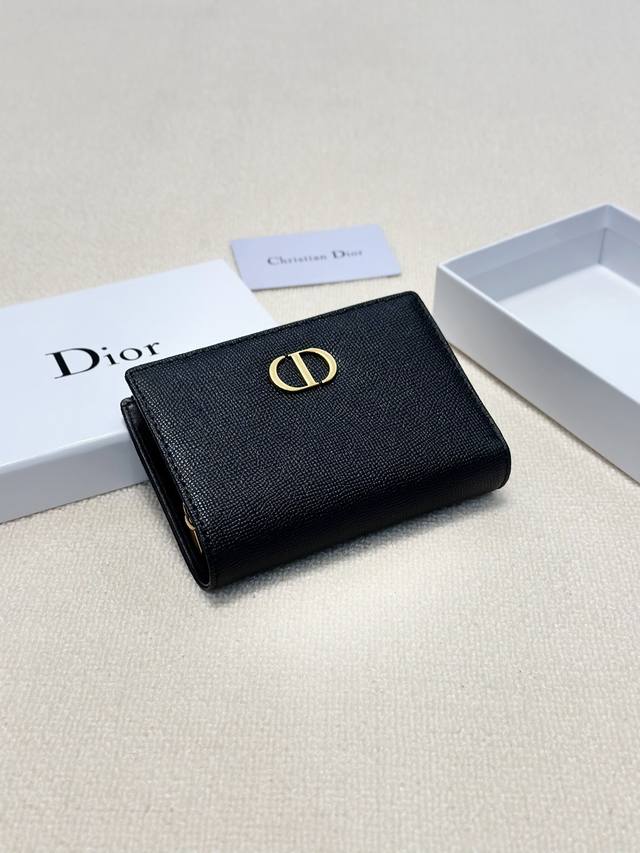 Dior S2055颜色 黑色尺寸 13.5*9.5*3.5Dior 专柜最新款火爆登场！采用进口牛皮，做工精致， 媲美专柜！多功能小钱包，内隔丰富，超级实用！