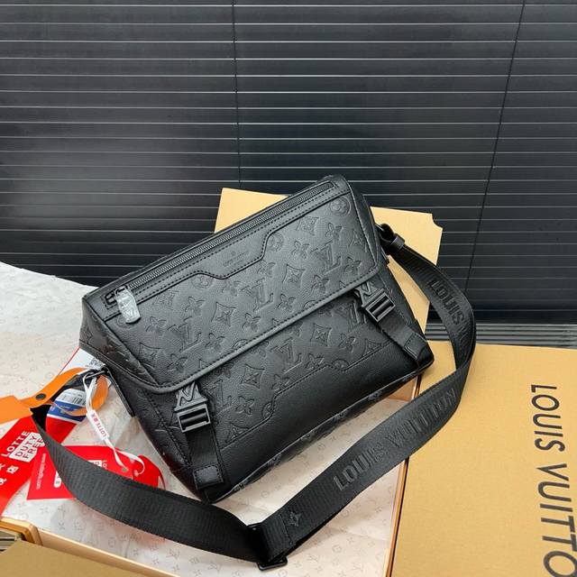 Louisvuitton 路易威登 邮差包 Voyage 手袋 翻盖单肩包 大容量印花斜挎包 经典百搭 实物拍摄 原厂原版面料 配送礼盒 防尘袋 22 X 33