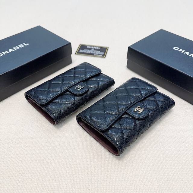 颜色 黑金 黑银尺寸 15X10永恒的经典,小香两折钱包已出货 采用鱼子酱牛皮 菱格绣花 手感柔软 ,多卡位,一个金属拉链袋,多个隔层!时尚大方 颜色 黑金 黑银尺寸 15X10永恒的经典,小香两折钱包已出货 采用鱼子酱牛皮 菱格绣花 手感柔软 ,多卡位,一个金属拉链袋,多个隔层!时尚大方