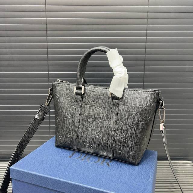 Dior 迪奥 Weekender 25 可调节可拆卸肩带拉链开合 Gravity印花 单肩斜挎手提包 经典百搭 实物拍摄 原厂原版面料 配送防尘袋 25Cm Dior 迪奥 Weekender 25 可调节可拆卸肩带拉链开合 Gravity印花 单肩斜挎手提包 经典百搭 实物拍摄 原厂原版面料 配送防尘袋 25Cm