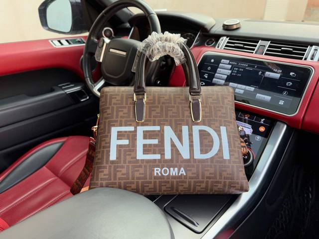 高端货 “ Fendi ”芬迪公文包fendi芬迪男士公文包 双口双拉链 顶级进口原厂面料高清五金logo标志、专用里内里。电脑隔层，拉链暗袋。顺滑拉链、油边超