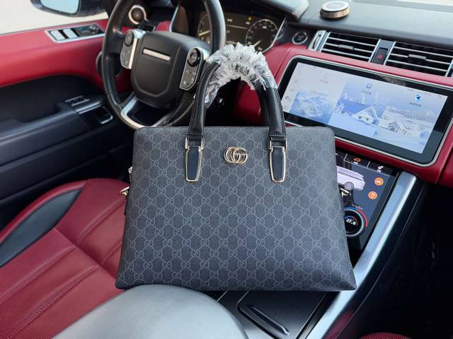 高端货 “ Gucci ”古奇公文包gucci古驰男士公文包 顶级进口原厂面料高清五金logo标志、专用里内里。电脑隔层，拉链暗袋。顺滑拉链、油边超平滑、可单肩