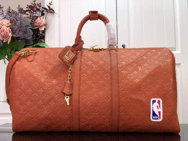 55 Lvxnba Season 2 Keepall M57973棕色 胶囊系列再度推出 Keepall Bandoulière 55 旅行袋,为柔软篮球粒面压 55 Lvxnba Season 2 Keepall M57973棕色 胶囊系列再度推出 Keepall Bandoulière 55 旅行袋,为柔软篮球粒面压