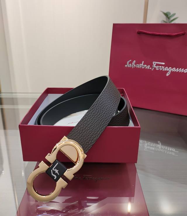Ferragamo 菲拉格慕 双面进口牛皮，搭配精品铜扣，自行选择搭配，真材实料有质感，时尚经典不失风范 ，长短可自行裁剪