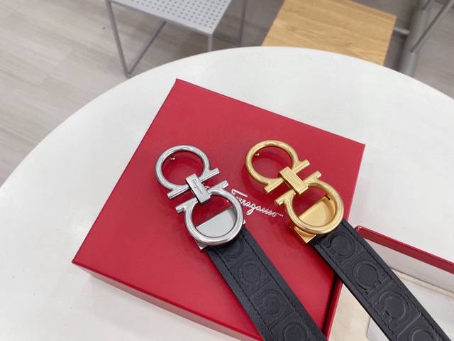 菲拉格慕 这款皮带是ferragamo的经典配饰之一,高贵优雅,经典不衰。这款皮带配有经典gancini扣饰,点缀品牌字母标识,别具匠心。皮带采用双面设计,长度 菲拉格慕 这款皮带是ferragamo的经典配饰之一,高贵优雅,经典不衰。这款皮带配有经典gancini扣饰,点缀品牌字母标识,别具匠心。皮带采用双面设计,长度