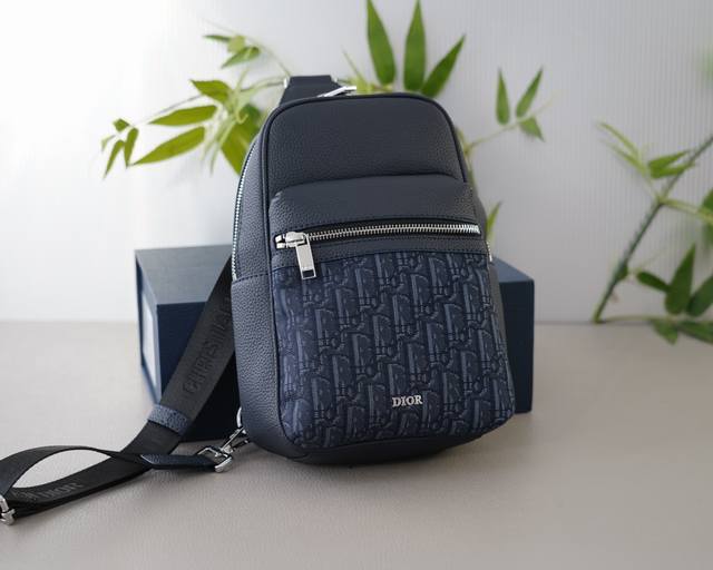 迪奥 官网同步 高版本 胸包 永恒不过时的标志性产品 纯原单布料 顶级五金制作 非市面普通版本 今年dior最爱的款式 全部实拍 实用性非常高 完全不用担心穿搭 迪奥 官网同步 高版本 胸包 永恒不过时的标志性产品 纯原单布料 顶级五金制作 非市面普通版本 今年dior最爱的款式 全部实拍 实用性非常高 完全不用担心穿搭