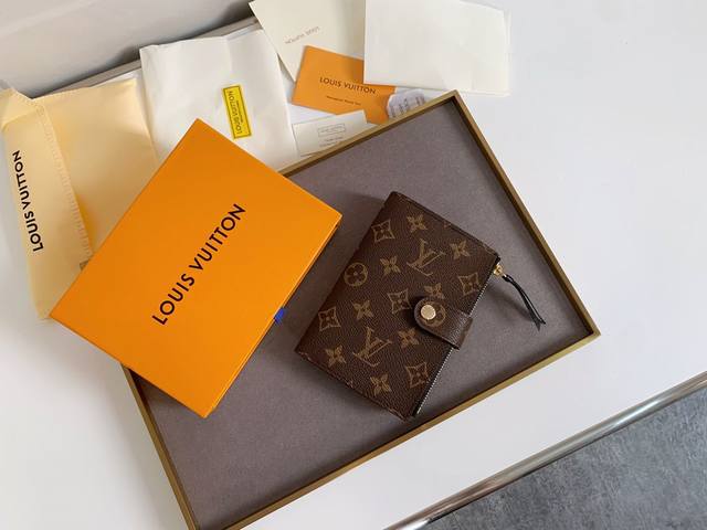 颜色 老花黑色尺寸 15X11Lv专柜最新款式火爆登场!小巧精致且具备长钱夹的所有功能,非常容易地放入小型手袋或手包中,优雅外观与巧妙设计的内饰,拥有各种口袋和 颜色 老花黑色尺寸 15X11Lv专柜最新款式火爆登场!小巧精致且具备长钱夹的所有功能,非常容易地放入小型手袋或手包中,优雅外观与巧妙设计的内饰,拥有各种口袋和