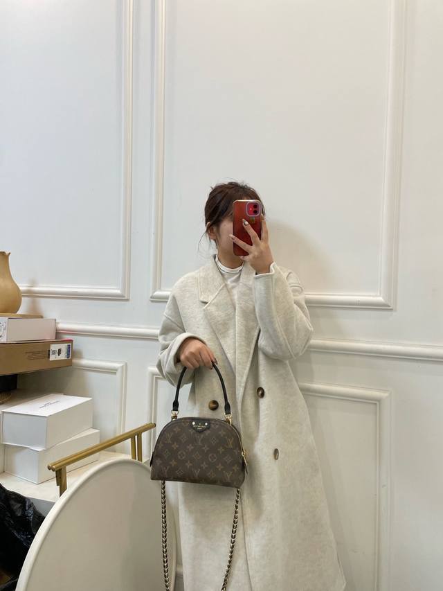 礼盒包装 Lv双层贝壳包 Lv 路易威登 贝壳包 新品系列最新teddy系列 搭配起来超级美腻 超级推荐 走秀款同步 上身效果好 原版五金带logo 超级洋气 礼盒包装 Lv双层贝壳包 Lv 路易威登 贝壳包 新品系列最新teddy系列 搭配起来超级美腻 超级推荐 走秀款同步 上身效果好 原版五金带logo 超级洋气