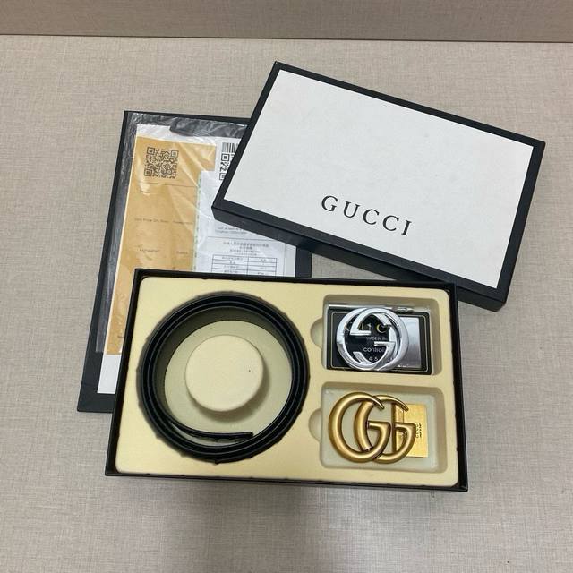 古驰gucci精品款 ☆双扣礼盒套装 含礼盒 专柜有售 Gucci专柜在售正品 此款采用头层牛皮制作 走线油边细致 正品开模 搭配广州原版扣经久耐用、3.5Cm 古驰gucci精品款 ☆双扣礼盒套装 含礼盒 专柜有售 Gucci专柜在售正品 此款采用头层牛皮制作 走线油边细致 正品开模 搭配广州原版扣经久耐用、3.5Cm