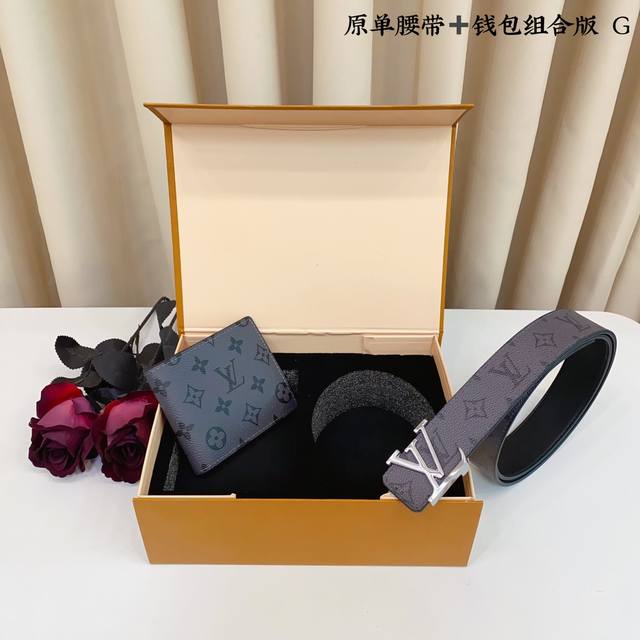 最新独家款 腰带钱包2件套路易l家 腰带采用原版皮牛皮带身,带宽3.8Cm。扣头采用原版精钢五金扣头。原版钱包原版复刻。独家定制2件套高端包装。高端大气送礼之佳 最新独家款 腰带钱包2件套路易l家 腰带采用原版皮牛皮带身,带宽3.8Cm。扣头采用原版精钢五金扣头。原版钱包原版复刻。独家定制2件套高端包装。高端大气送礼之佳