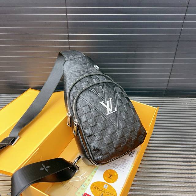 Louisvuitton 路易威登 牛皮压花胸包 斜挎单肩包 采用精湛镶嵌细工，实物拍摄 原厂原版面料 配送防尘袋 礼盒 30 X 16 Cm。